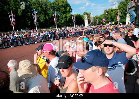 Menschenmengen säumen die Route der Tour de France Prolog vor Buckingham Palast in London 2007 Stockfoto