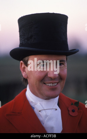 Master of the Foxhounds MFH trägt einen Hut und einen roten Jagdmantel. Fox Hunting Belvoir Hunt Leicestershire 1980s UK. 1980er Jahre ca. 1985 UK. Stockfoto