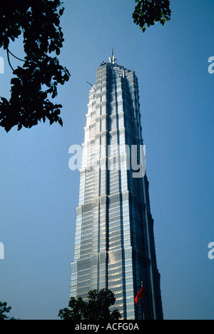 Jin Mao Tower (Golden Wohlstand Gebäude) in Pudong mit weltweit höchste Hotel Grand Hyatt Shanghai Hotel Stockfoto