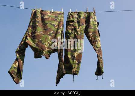 British Army Bekleidung an eine Wäscheleine hängen Stockfoto