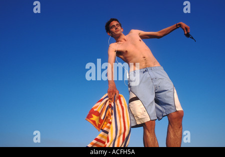 Groß dünn deutschen Mann sein Gleichgewicht zu verlieren Stockfoto