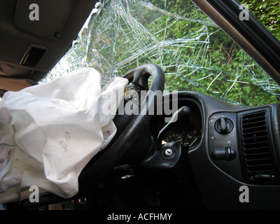 Airbag im Einsatz bei Autounfall Stockfoto