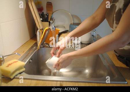 Frau beim Abwasch in der Küche zu Hause in einer Wohnung in Krakau Polen Stockfoto