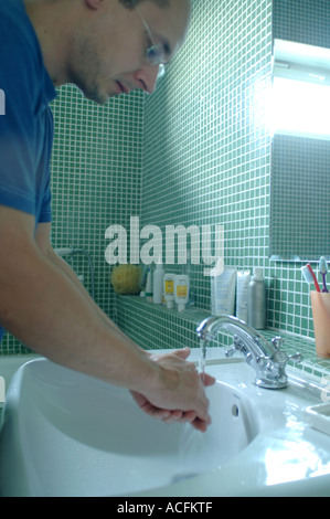 Mann seine Händewaschen im Badezimmer zu Hause in einer Wohnung in Krakau Polen Stockfoto