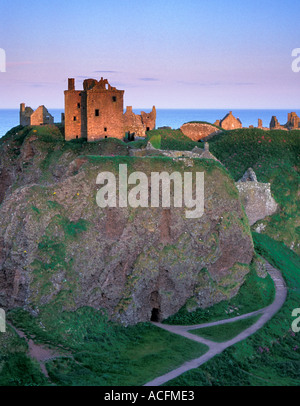 Dunnottar Castle in der Nähe von Aberdeen warmen Abend Winter Licht im Hochformat Stockfoto