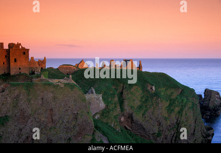 Dunnottar Castle in der Nähe von Aberdeen orange Winter Sonnenuntergang im Querformat Stockfoto