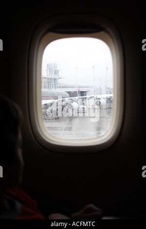 Blick auf den Flughafen von Flugzeugfenster Stockfoto