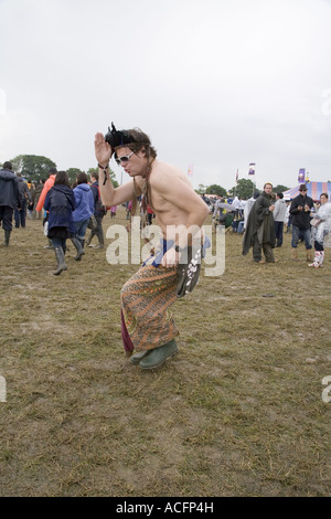 Ein Mann gekleidet in einem Rock, tanzen im indianischen Stil auf dem Glastonbury Festival 2007 Stockfoto