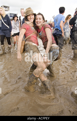 Zwei Mädchen, die Schlamm auf dem Glastonbury Festival 2007 Stockfoto