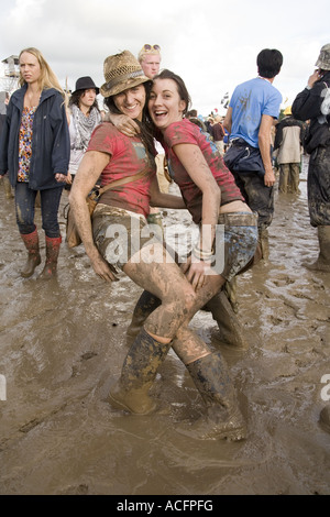 Zwei Mädchen, die Schlamm auf dem Glastonbury Festival 2007 Stockfoto