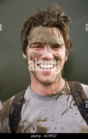 Mann, die Schlamm auf dem Glastonbury Music Festival 2007 Stockfoto