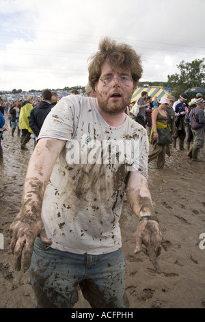 Ein schlammiger Mann tanzen in einem Feld von Schlamm auf dem Glastonbury Music Festival 2007. Stockfoto