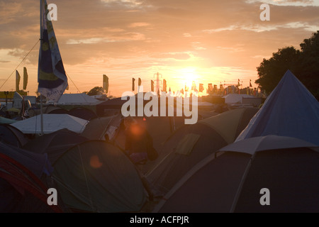 Sonnenuntergang über Zelte beim Glastonbury Music Festival 2007 Stockfoto