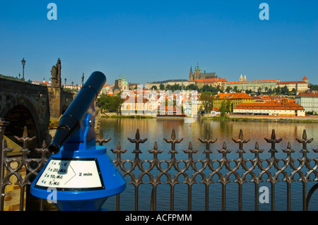 Fernglas mit Blick auf Moldau in Richtung Mala Strana und Schloss in Mitteleuropa Prag Tschechische Republik Stockfoto