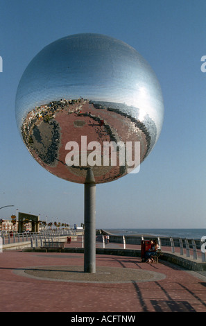 Spiegel Ball Skulptur auf Blackpool Promenade, Südufer, Fylde, Lancashire, UK Stockfoto