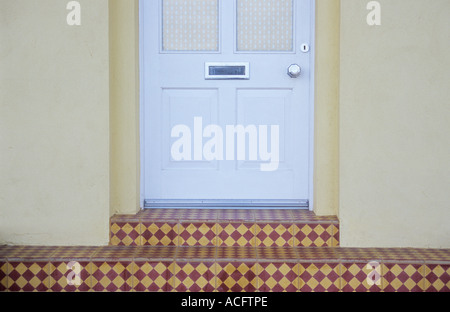 Detail der modernen Fenstermodus und getäfelten weiße Haustür blind Briefkasten Griff und Draughtproofing mit Diamant gefliest Schritte Stockfoto