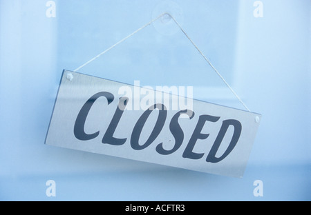 Nahaufnahme von ein weißes Schild hängen in einem reflektierenden Fenster oder eine Tür mit einem weißen blind hinter und unter Angabe geschlossen Stockfoto