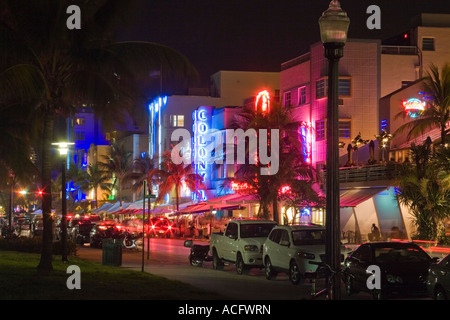 Art-Deco-Hotels am Abend mit Neonröhren am Ocean Drive in den Art Deco District of South Beach Miami Florida Stockfoto
