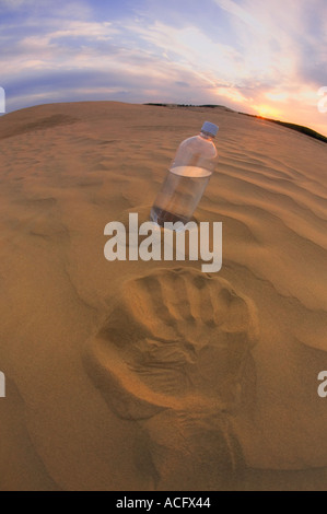 Flasche Wasser auf dem sand Stockfoto