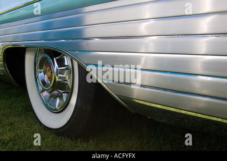 Weiße Wand Reifen am Hinterrad von 1957 Cadillac Oldtimer mit gebürstetem Metall Abstellgleis Dekoration auf dem Kotflügel Stockfoto