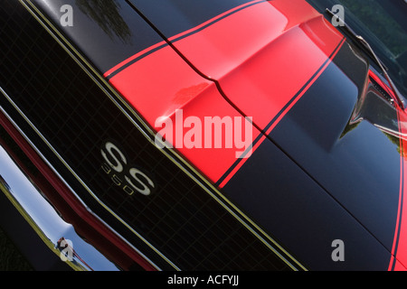Rote und schwarze Streifen gemalt auf der Motorhaube des 1967 Chevrolet Camaro SS 350 Oldtimer mit der Treiber-Seite-Scheibenwischer Stockfoto