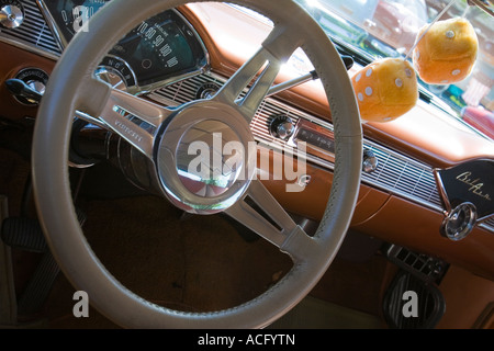 Armaturenbrett und Lenkrad in gold Oldtimer Chevrolet Bel Air mit fuzzy Dice hängen im Fenster Stockfoto