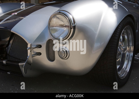 Vorderrad-Kotflügel Scheinwerfer Kühlergrill und Rad Silber 1965 Ford Shelby Cobra Oldtimer auf einer Automesse Stockfoto