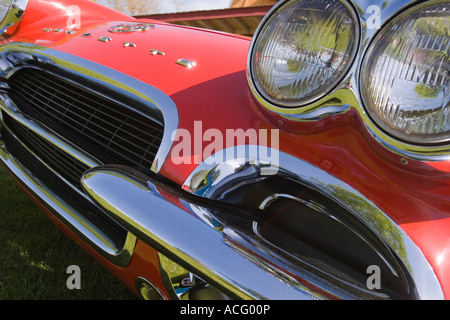 Vorderseite des roten 1962 Chevrolet Corvette Cabrio mit Scheinwerfer Kühlergrill Typenschild und Logo auf einer Automesse Stockfoto