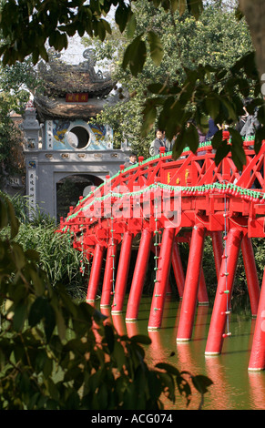 Huc Brücke zum Ngoc Son Tempel am Hoan-Kiem-See. Hanoi, Vietnam Stockfoto