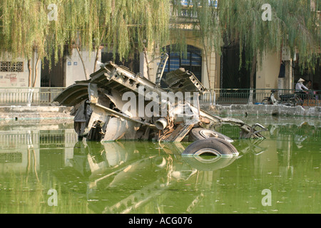 Versunkenen Wrack des amerikanischen B-52 Bomber Flugzeug als Denkmal erhalten. Hanoi, Vietnam Stockfoto