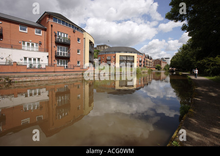 Kanal mit modernen Wohnbauten, Nottingham, England Stockfoto