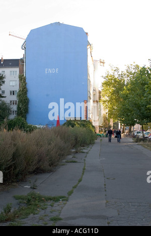 Das Wort Ende ("Ende") malte gegen Blau an der Seite eines Gebäudes. Prenzlauer Berg, Berlin (Deutschland) Stockfoto