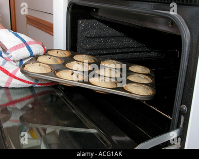 ältere Frau, die gekocht Gebäck Kuchen aus dem Ofen in der Küche Stockfoto