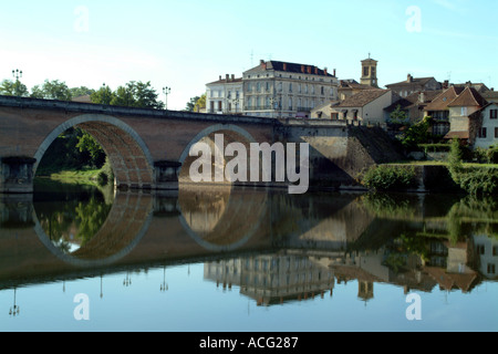 Fluss Dordogne übergibt die Weinstadt von Bergerac, Frankreich Stockfoto