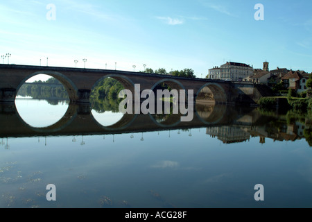 Fluss Dordogne übergibt die Weinstadt von Bergerac, Frankreich Stockfoto