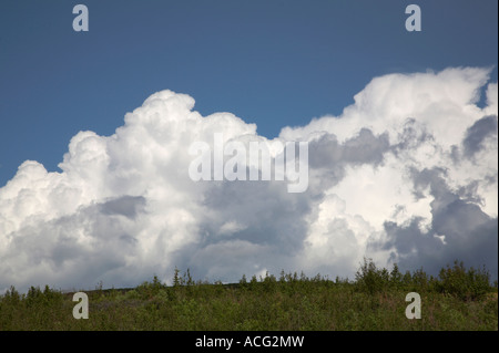 Wolken über den Bergen über den Taylor Highway in Alaska Stockfoto