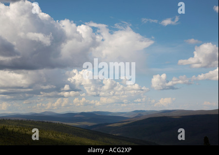 Wolken über den Bergen über den Taylor Highway in Alaska Stockfoto