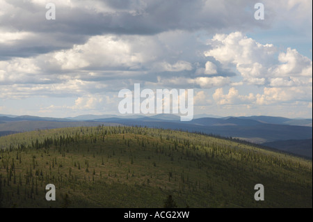Wolken über den Bergen über den Taylor Highway in Alaska Stockfoto