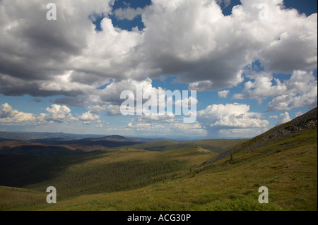 Wolken über den Bergen über den Taylor Highway in Alaska Stockfoto