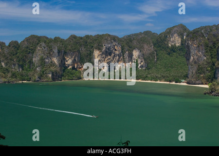 Kalksteinfelsen und West Rai Leh Strand Laem Phra Nang Halbinsel Provinz Krabi Thailand Stockfoto