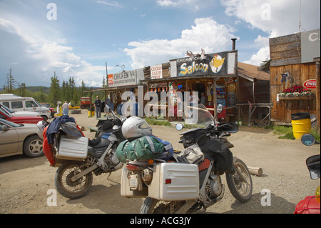 Motorräder in Downtown Huhn Alaska auf den Taylor Highway zwischen Tok und der Alaska-Yukon-Grenze westlich von Dawson City Stockfoto