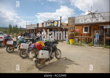 Motorräder in Downtown Huhn Alaska auf den Taylor Highway zwischen Tok und der Alaska-Yukon-Grenze westlich von Dawson City Stockfoto