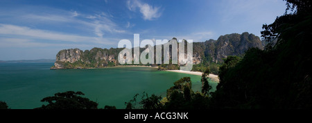 Kalksteinfelsen und West Rai Leh Strand Laem Phra Nang Halbinsel Provinz Krabi Thailand Stockfoto