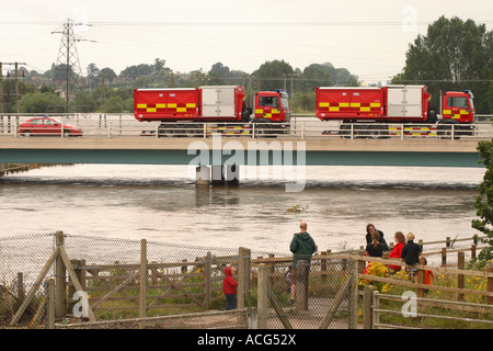 Überschwemmungen Gloucester Pumpen Feuerwehrfahrzeuge auf Brücke über angeschwollenen Fluss Severn, Juli 2007 Stockfoto