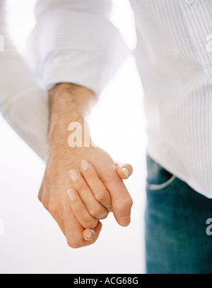 Zwei Personen halten Hände Nahaufnahme. Stockfoto