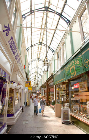 Shopper in der viktorianischen Ära Royal Arcade im Stadtzentrum Einkaufsviertel Cardiff Wales UK Stockfoto