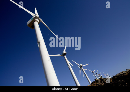 eine Reihe von Windenergieanlagen an einem klaren sonniges Tag Stockfoto