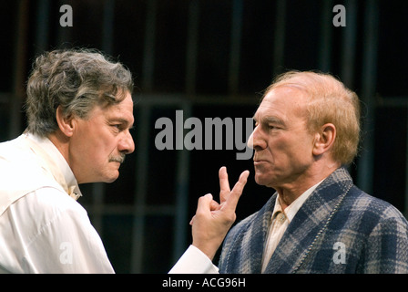 Paul Shelley als Sir Toby Rülpser und Patrick Stewart als Malvolio in was ihr wollt am Chichester Festival Theatre Juli 2007. Stockfoto