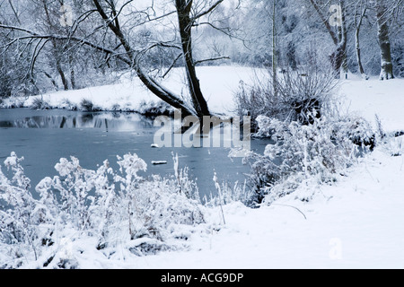 Schnee bei Coate Water Country Park Swindon Wiltshire England UK Stockfoto