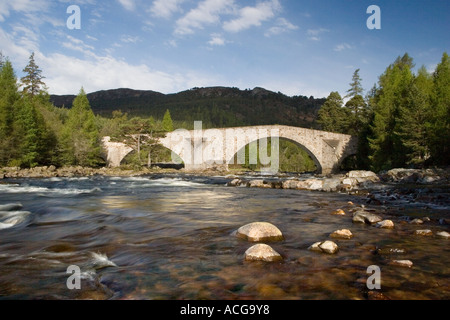 IA 93 Braemar; Invercauld Bridge über den Fluss Dee, mit Blick auf die Old Brig o' Dee, Aberdeenshire, Schottland, Großbritannien Stockfoto